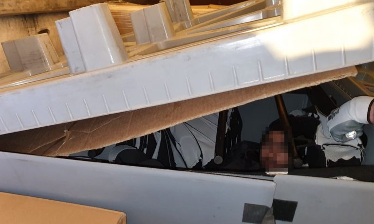 Cetățean libian ascuns într-un autocamion, depistat la PTF Giurgiu