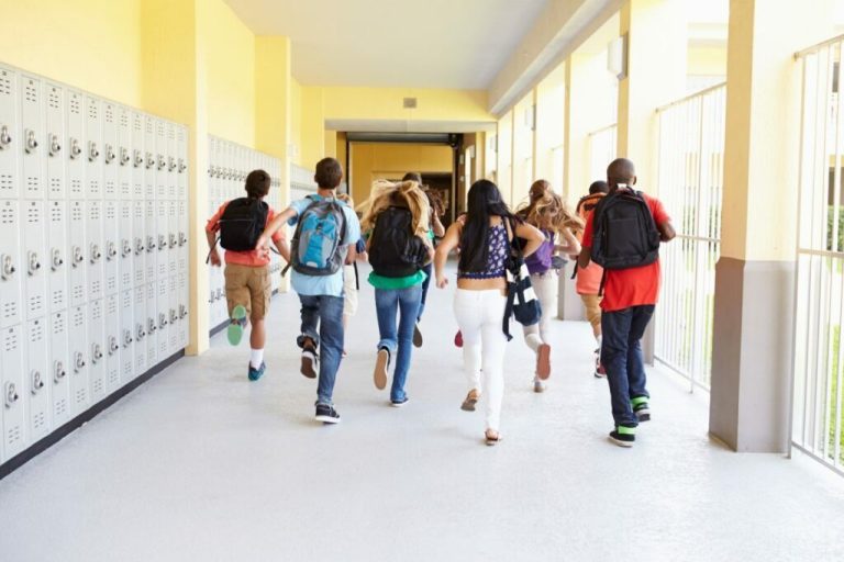 Luni începe școala. Care sunt modificările – substanțiale! – în anul școlar preuniversitar 2022 – 2023