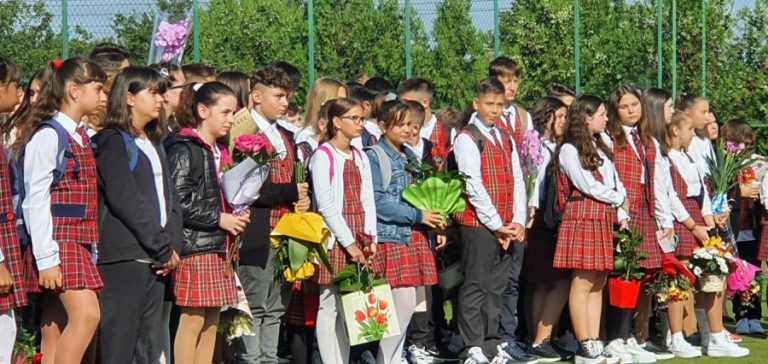 Dumitru Constantin, primarul comunei Florești-Stoenești: Toate clasele vor fi dotate cu table inteligente”