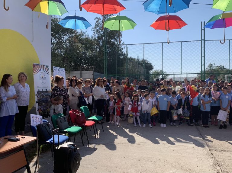 Primarul comunei Oinacu, Fabian Țîrcă, prezent în mijlocul copiilor la deschiderea noului an școlar