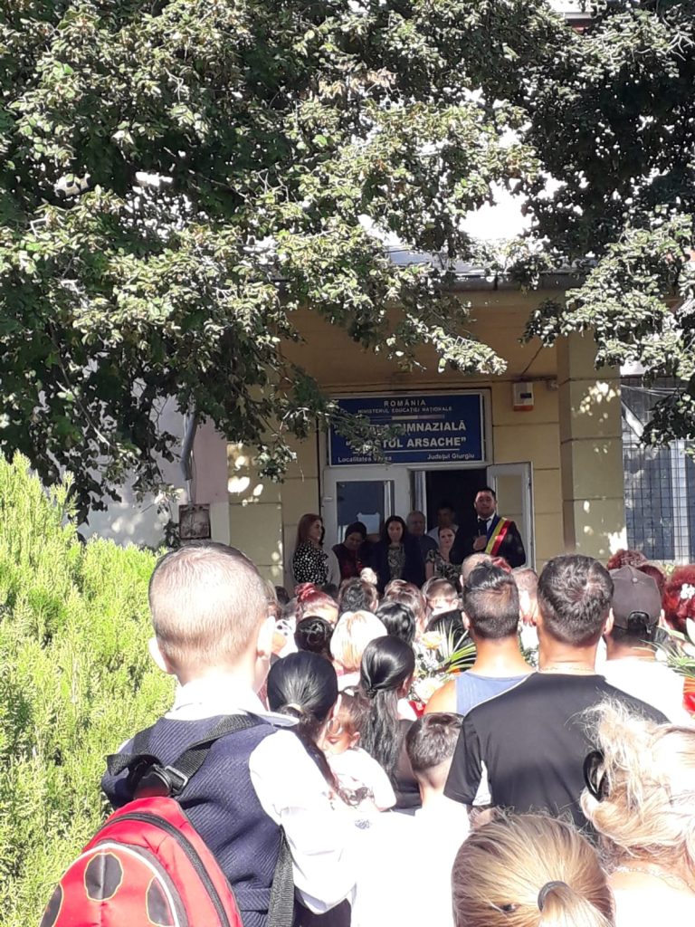 Primarul comunei Vedea, Marian Țaga, prezent în mijlocul a sute de copii, la deschiderea anului școlar