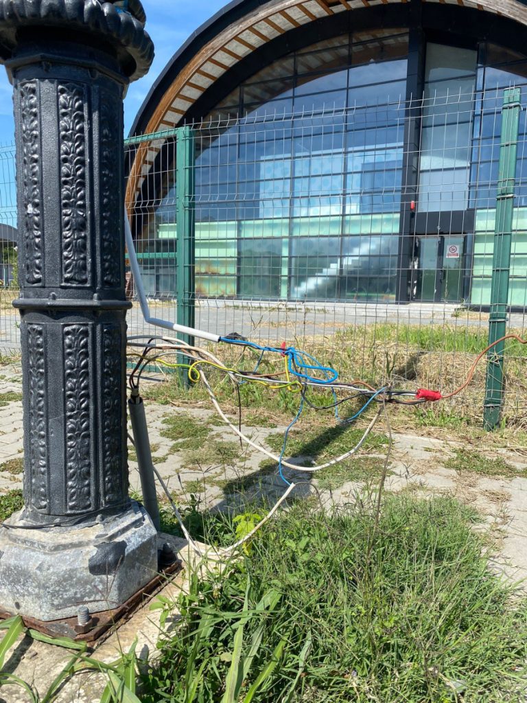 Stâlpi de iluminat vandalizați în Parcul fără nume din municipiul Giurgiu