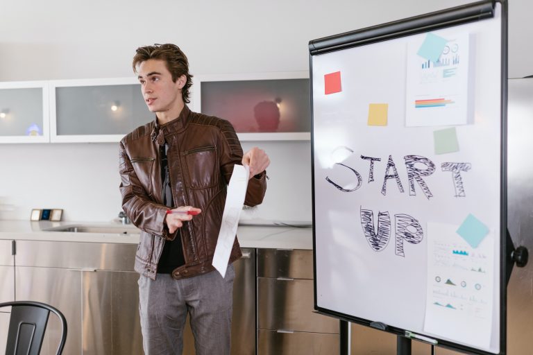 Studiu „Insights PulseZ”: 1 din 10 tineri din Generația Z are intenția de a începe o afacere anul acesta