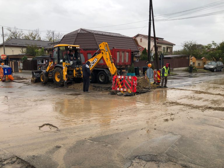Elevii şi dascălii Liceului Teoretic „Tudor Vianu” din Giurgiu trebuie să îndure frigul în clase, din cauza unor lucrări la reţeaua de distribuţie a energiei termice.