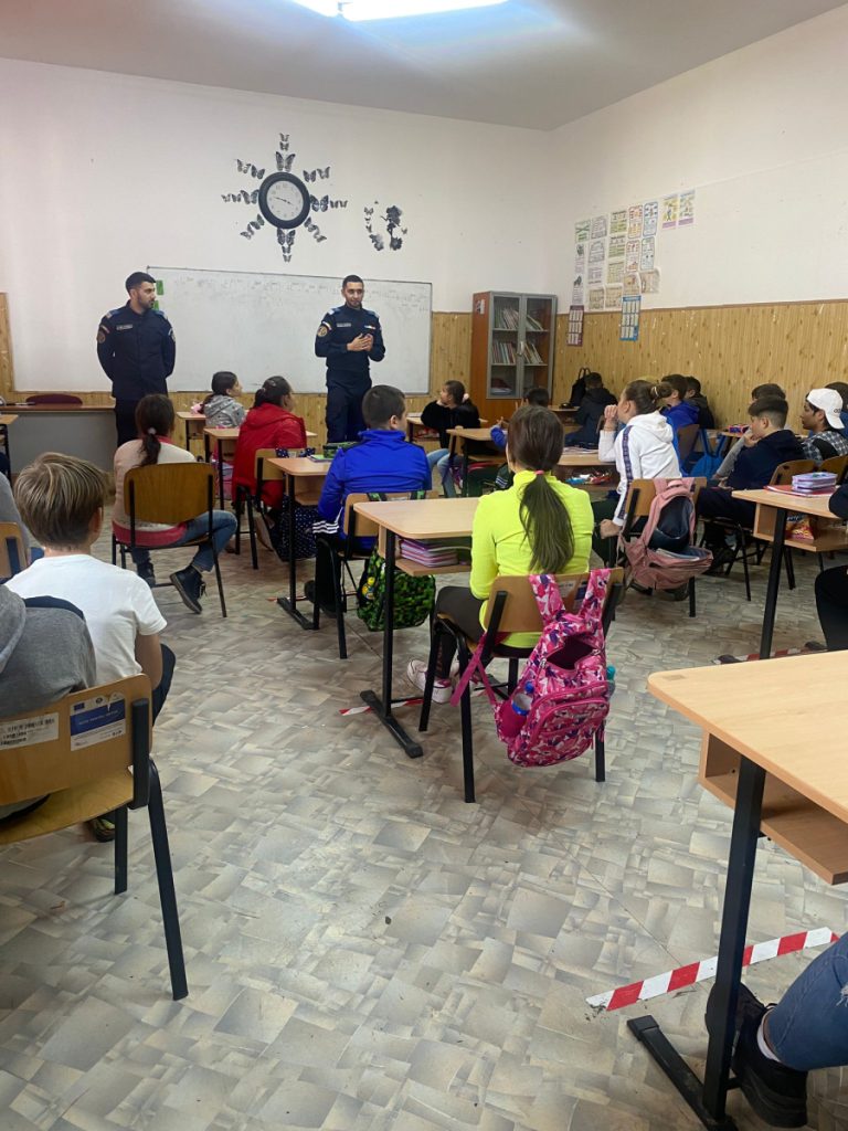 Jandarmii giurgiuveni au explicat  elevilor din școala nr. 1 din Izvoarele  la ce riscuri se expun, dacă sunt implicați în fapte antisociale