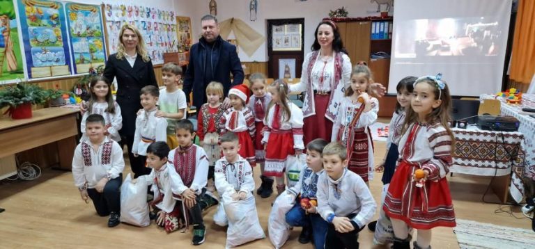 Aproape 600 de copii din comuna Adunații Copăceni au primit cadouri de sărbători