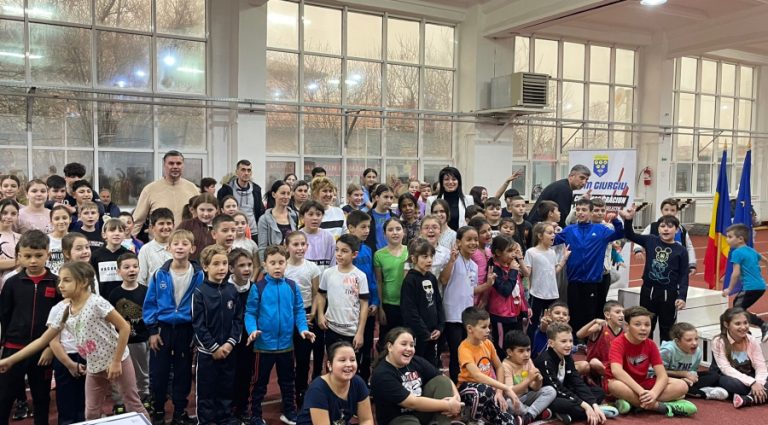 Din inițiativa CSM Giurgiu, Moș Crăciun a venit să ofere daruri copiilor, la sala de atletism a Clubului … (Galerie FOTO)