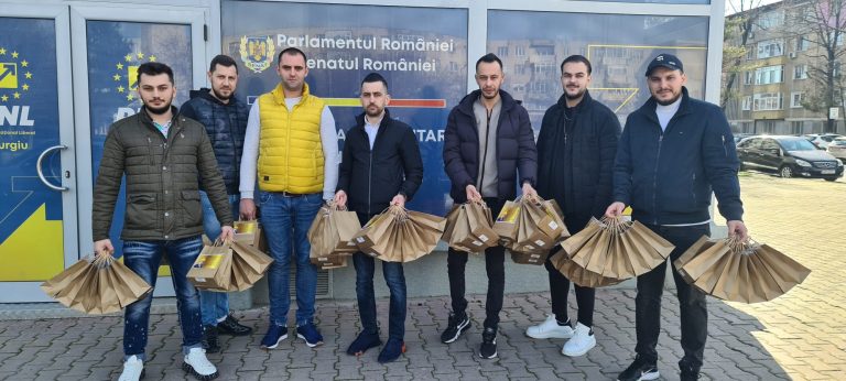 Colegii de partid (PNL) ai Senatorului Toma PETCU, au făcut daruri giurgiuvencelor miercuri, 8 Martie…! (Galerie foto)