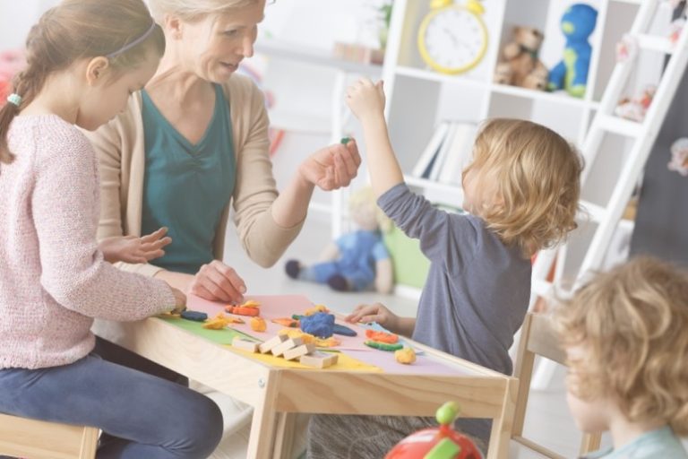 STUDIU. 95% dintre cadrele didactice susțin că există decalaje de dezvoltare între copiii care încep grădinița la 3 ani și cei care sunt înscriși mai târziu!