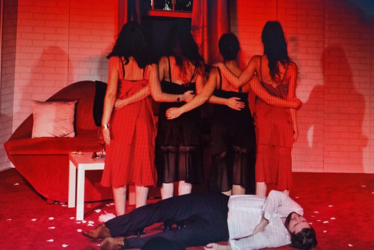 ”Tango monsieur?” se joacă pe scena Teatrului ”Tudor Vianu”, pe 12 mai. Spectacolul este nerecomandat tinerilor sub 16 ani!