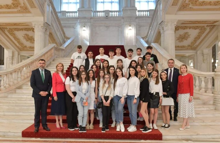 Cristina Elena Dinu, parlamentar PSD: „Am găzduit, la Parlament, elevi de la Colegiul Naţional „Ion Maiorescu” din Giurgiu”
