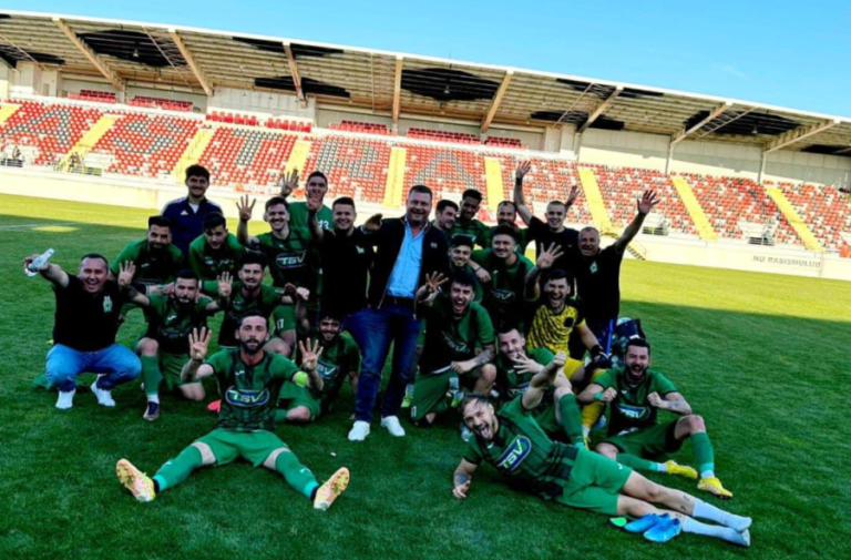 Cel mai înfocat susținător al echipei de fotbal ”Victoria Adunații Copăceni”, este chiar primarul comunei, Dan RUSU!