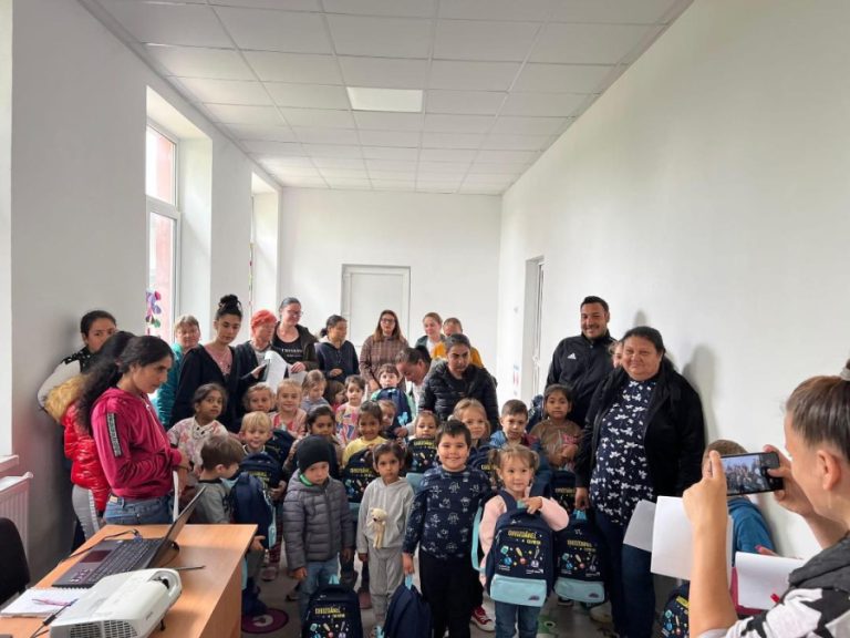 Copiii din comuna Frătești au primit ghiozdane și rechizite din partea Fundației Word Vision România…!