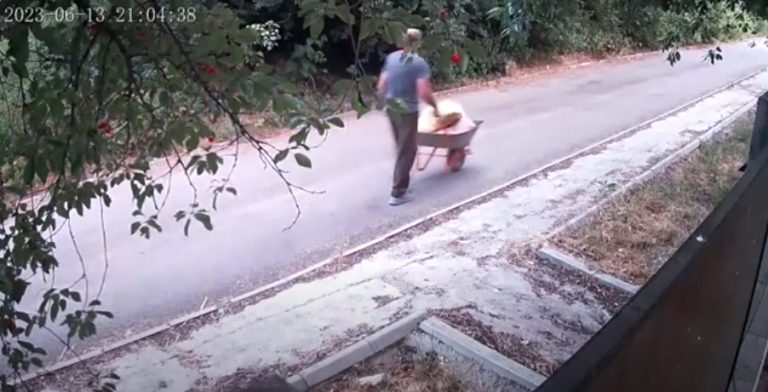 Un giurgiuvean ce arunca gunoiul cu roaba pe domeniul public a fost amendat pe baza unui filmuleț video!