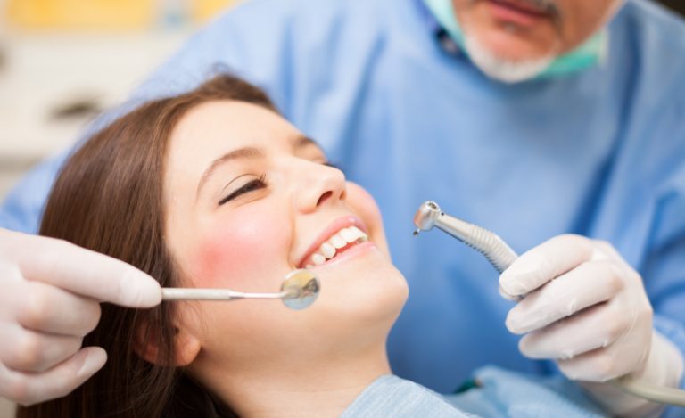 Asigurații la stat vor avea dreptul la o listă extinsă de servicii medicale dentare. Care sunt și noile analize de laborator decontate, începând cu luna iulie! 