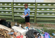 Polițiștii locali au găsit prin gunoaie indicii despre o persoană care aruncase mai mulți saci cu deșeuri menajere pe domeniul public