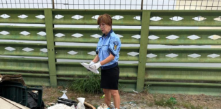 Polițiștii locali au găsit prin gunoaie indicii despre o persoană care aruncase mai mulți saci cu deșeuri menajere pe domeniul public