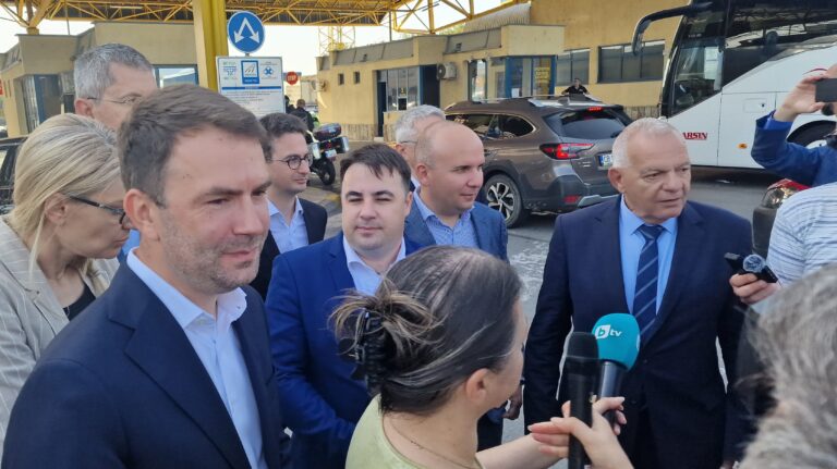Sâmbătă, la intrarea în Bulgaria, la Giurgiu, Cătălin Drulă, Președinte USR și ambasadroul Bulgariei la București – Radko Vlaikov, s-au întâlnit pentru a face declarații presei, privind ”Desființarea controlului vamal între cele două state”