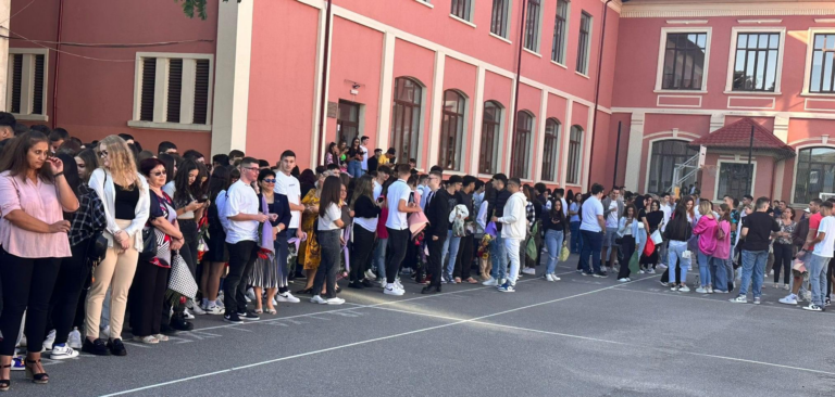 Elevii Colegiului ”Ion Maiorescu” au tras astăzi primele cadre ale noului an școlar: ”Liceenii 2023-2024”