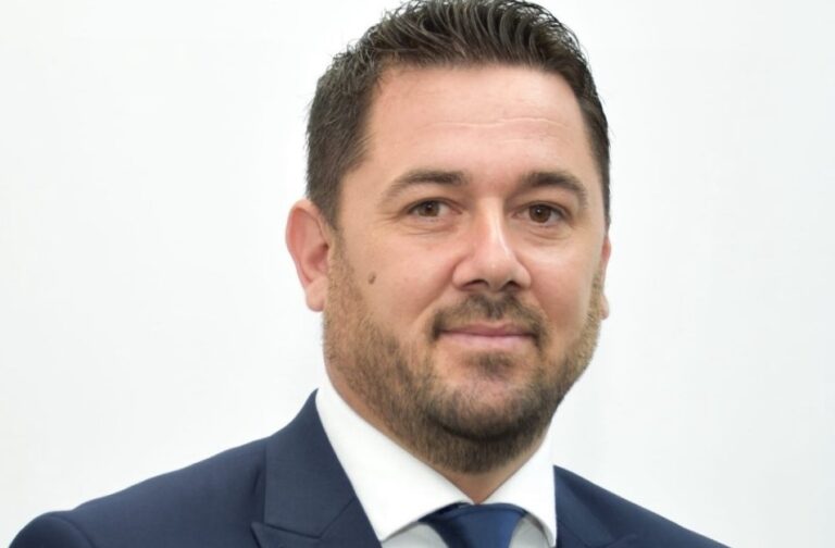 Primarul comunei Vedea, Marian ȚAGA, dă un drept la replică președintelui social democraților din localitate, ce tocmai l-a reclamat PRO Tv-ului…!