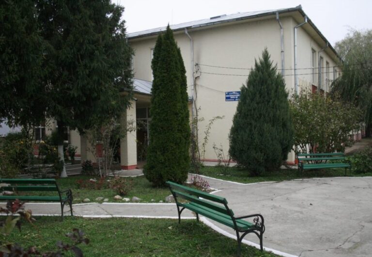 Cei aproape 1.000 de elevi ai Școlii Gimnaziale nr. 1 din Bolintin Vale, vor învăța în 3 schimburi, din cauza întârzierilor lucrărilor de renovare. Primăria nu a găsit spații de relocare a elevilor, iar părinții nu vor cursuri on line!  Care este explicația inspectorului general al IȘJ Giurgiu despre situația creată!