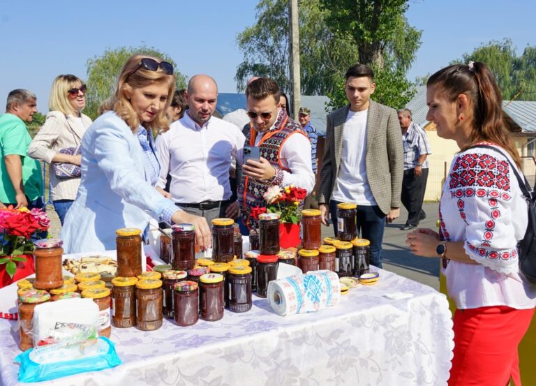 Cristina Elena DINU: „Am participat astăzi la cea de-a doua ediţie a Zilei Comunei Izvoarele…”