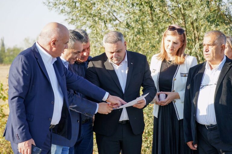 L-am însoțit pe ministrul Agriculturii, Florin Barbu, în comuna Colibași, pentru a vedea terenurile pe care vor fi amplasate 2 centre de colectare