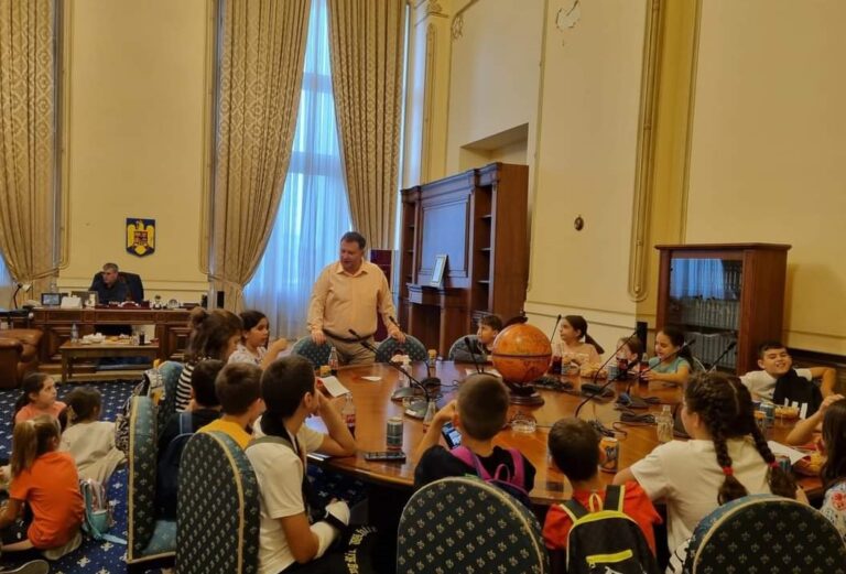 Senatorul Toma PETCU: ”Am găzduit marți, 23 octombrie, la Parlamentul României, copiii de la Școala Acad. Marin Voiculescu din Giurgiu…!”