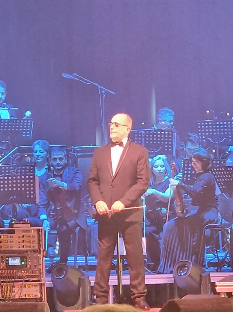 Dirijorul Virgil PEȚANCA, împreună cu orchestra ”Valahia”, au susținut duminică seara un concert de rock-simfonic cu trupa TROOPER, la Sala Palatului!  