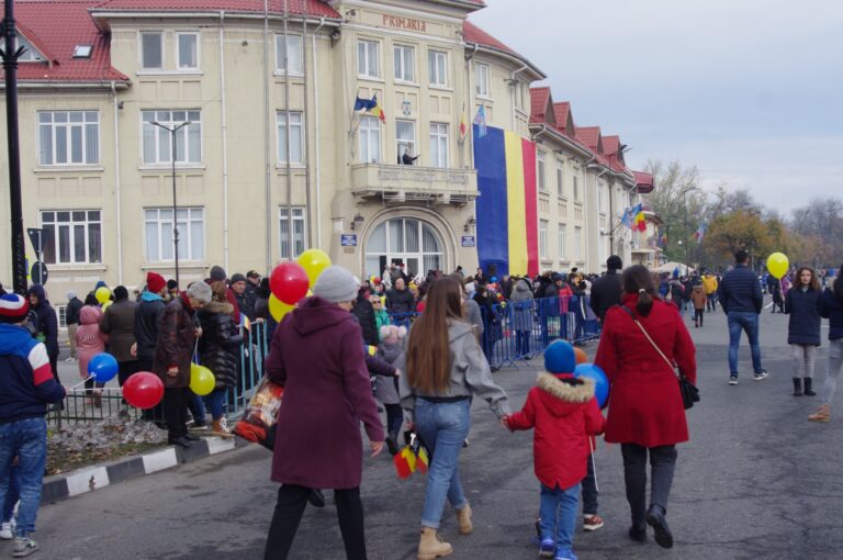 Cum au văzut giurgiuvenii sărbătoarea Zilei Naționale a României! Mititeii nu au lipsit de la ”masa populară”, cu ciolan și fasole!