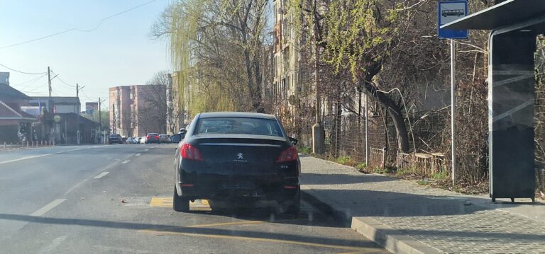 Un mitocan local, al șoselelor, parchează autoturismul în stația de autobuz!