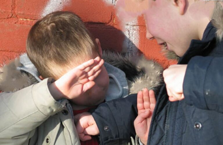Un elev din Giurgiu, în vârstă de 13 ani,  victima violenței colegilor la  școală!