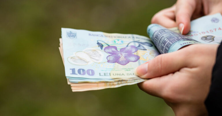 Salariul minim crește de la 1 iulie 2026. Angajații vor primi mai mulți bani, dar cresc și costurile pentru firme