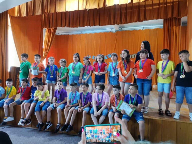 Finalul de an școlar, pentru o clasă din Școala gimnazială „Sfântul Gheorghe” din Giurgiu, a însemnat spectacole, bucurie, premii și distracție la maxim. Organizator, o neobosită profesoară: Otilia Zamfir…