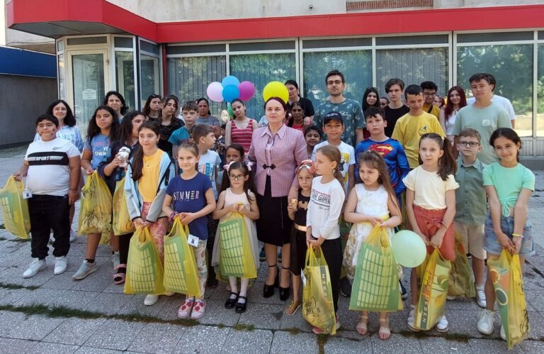 Cu ocazia Zilei Internaționale a Copilului, ASOCIAŢIA ATITUDINEA CIVICĂ IANCU MARIANA din GIURGIU a dăruit rechizite şcolare, dulciuri și fructe pentru 40 de copii giurgiuveni și a derulat activități educative