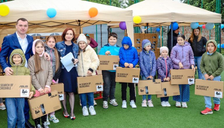 Laptopuri și tablete dăruite de primarul comunei Oinacu, Fabian ȚÎRCĂ, de 1 iunie, copiilor localității pe care o administrează cu har și devotament!