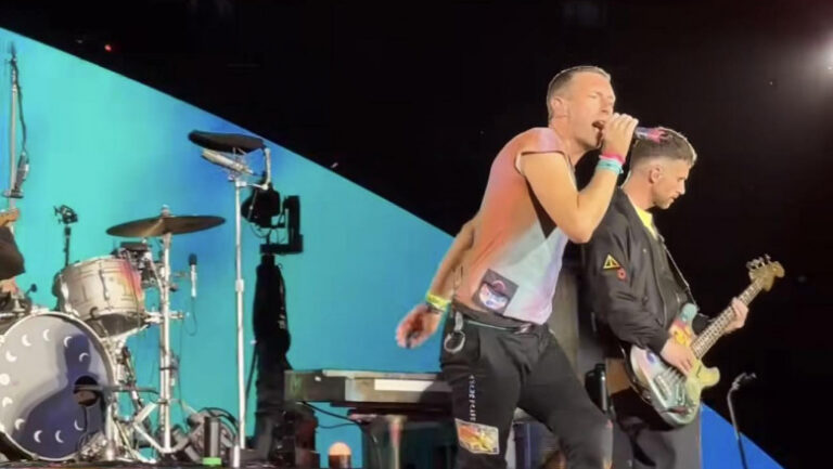 La concertul  trupei Coldplay, spectatorii au huiduit prestația manelistului Babasha, invitat să cânte în deschidere! Care a fost explicația…