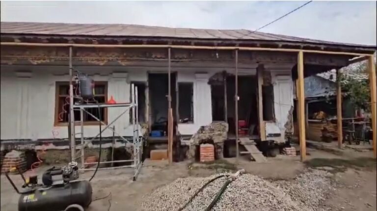 O bucățică de istorie renăscută în Giurgiu: Casa de lut a lui Știrbencea, restaurată de voluntari