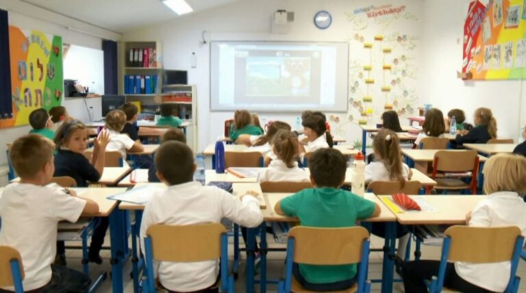 Un profesor din Adunații Copăceni este acuzat de elevi că „îi îndeamnă să consume droguri, să practice videochatul și să se sinucidă”, conform relatării primarului localității, Daniel RUSU.!