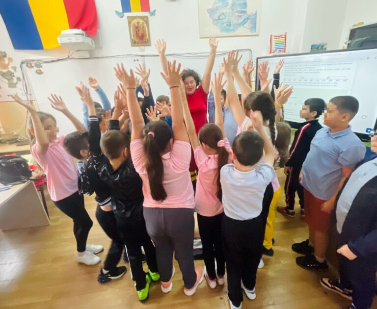 Lecție de prim ajutor pentru elevii clasei a III-a, organizată de SMURD la Școala Gimnazială nr. 1 “Sfântul Gheorghe”