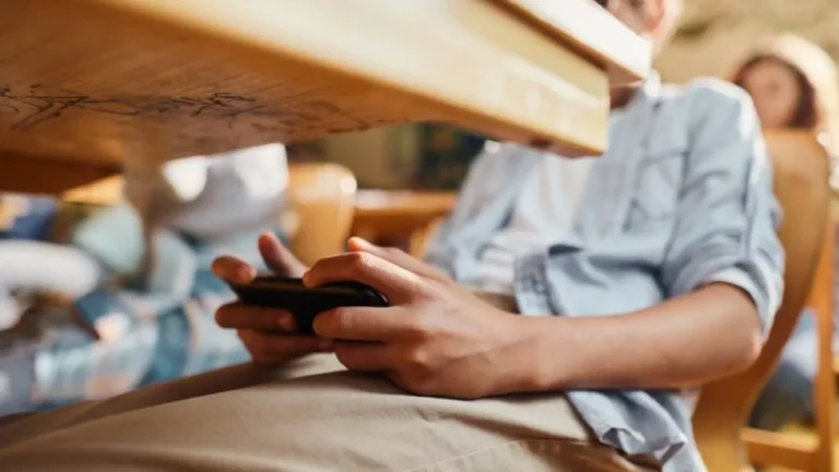 Reguli stricte privind utilizarea telefoanelor mobile în școli: Ce prevede noul Ordin al Ministrului Educației