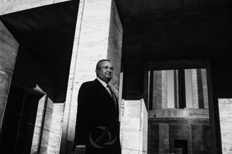 DE CE NICOLAE CIUCĂ