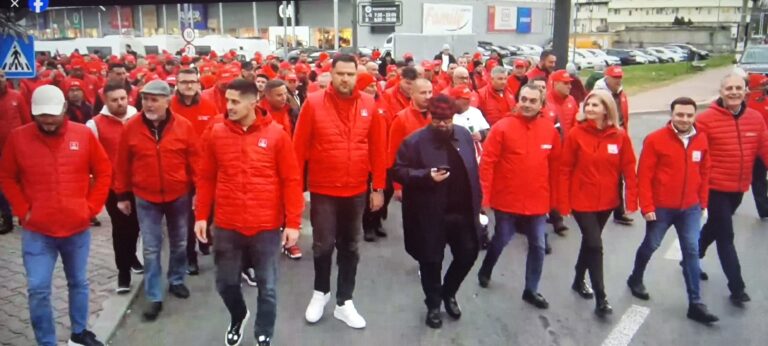 Iată cum a arătat vineri, 22 noiembrie, „dragonul roșu”, imaginat de membrii PSD Giurgiu, înșirați într-un marș de-a lungul șoselei București…