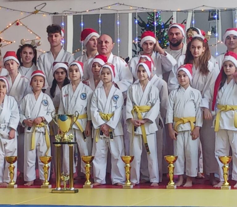 Moș Crăciun a  poposit și la sportivii clubului de arte marțiale „Aquila” – Gurgiu