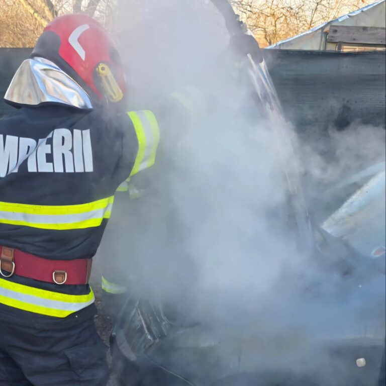 Incendiu auto în localitatea Bâcu: Proprietarul a scăpat nevătămat