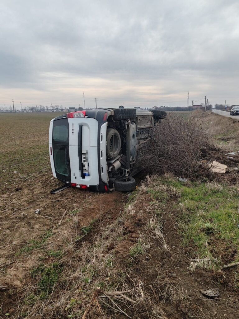 Accident grav pe DJ 412 A: două persoane rănite și trei autoturisme implicate