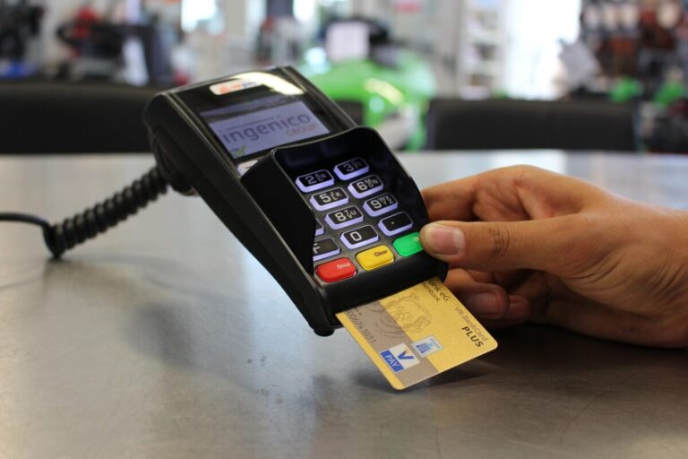 O nouă lege schimbă regulile pentru bonurile fiscale la plățile cu cardul bancar
