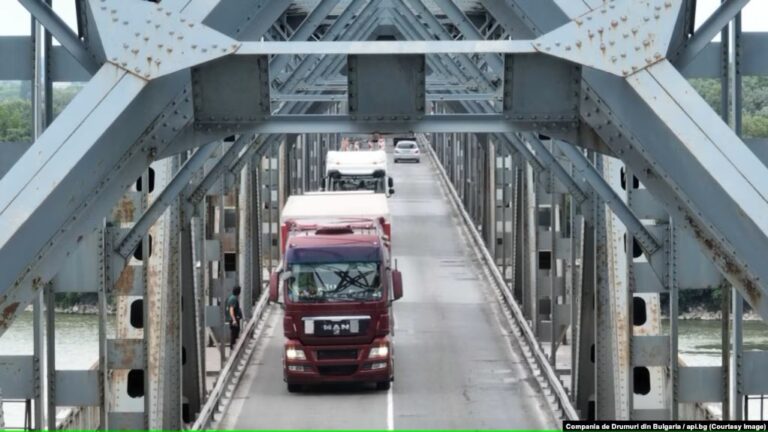 ALERTĂ. Pe Podul Prieteniei, de la frontiera cu Bulgaria, este permisă circulația autocamioanelor de o anumită lățime și cu masa totală de 60 de tone.