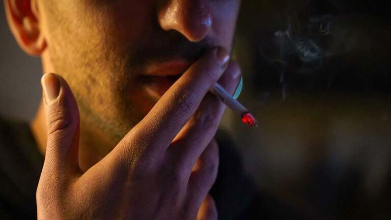 România, pe primul loc în Europa la numărul de tineri fumători: un licean din șapte fumează