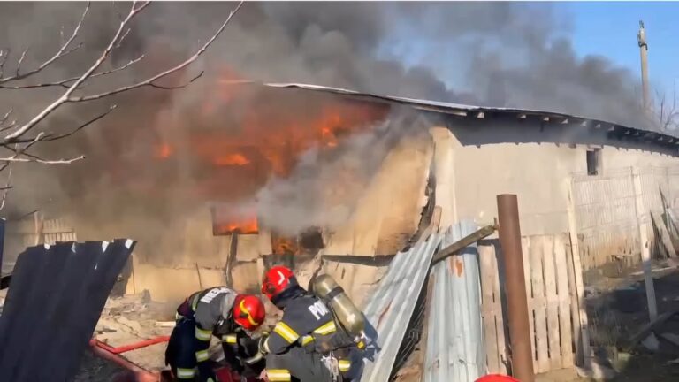 Un incendiu violent a izbucnit astăzi dimineață într-o gospodărie din localitatea Gostinari, județul Giurgiu